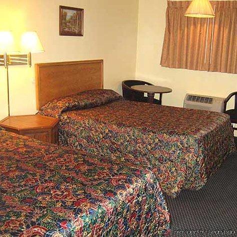 Guest House Motel Chanute Room photo
