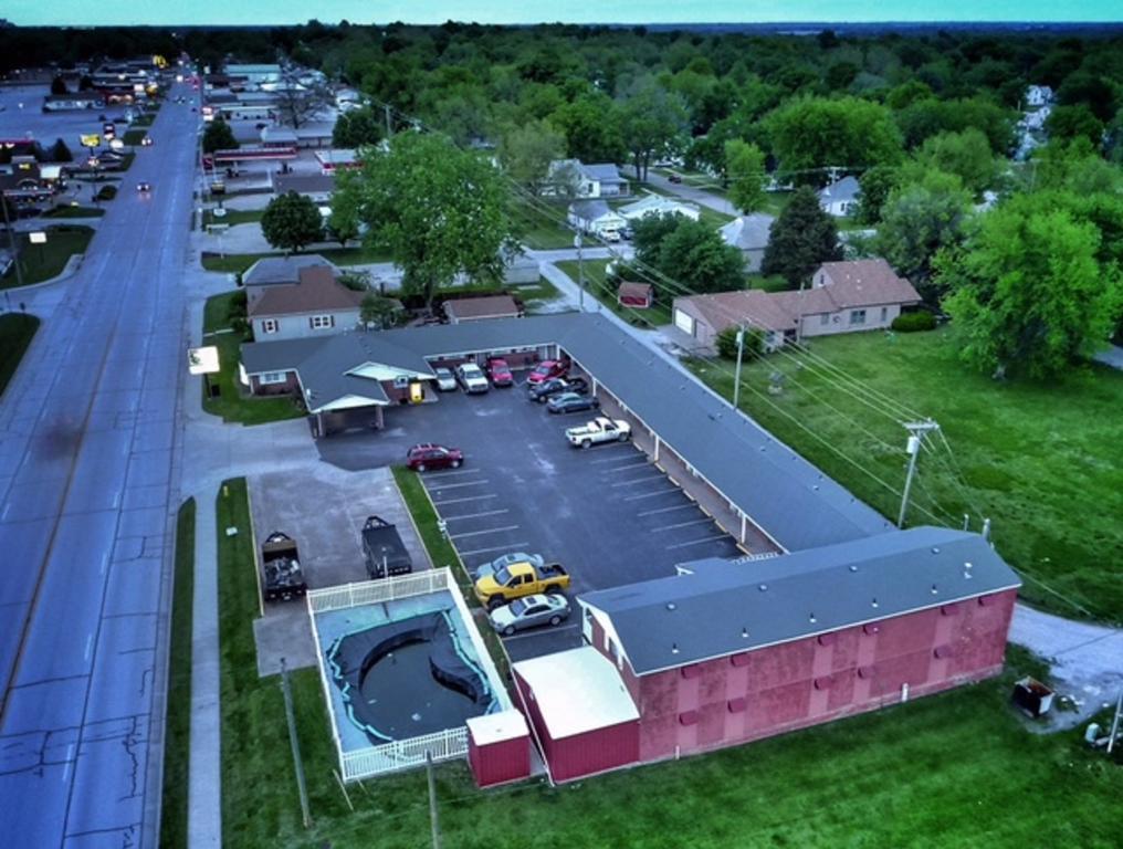 Guest House Motel Chanute Exterior photo