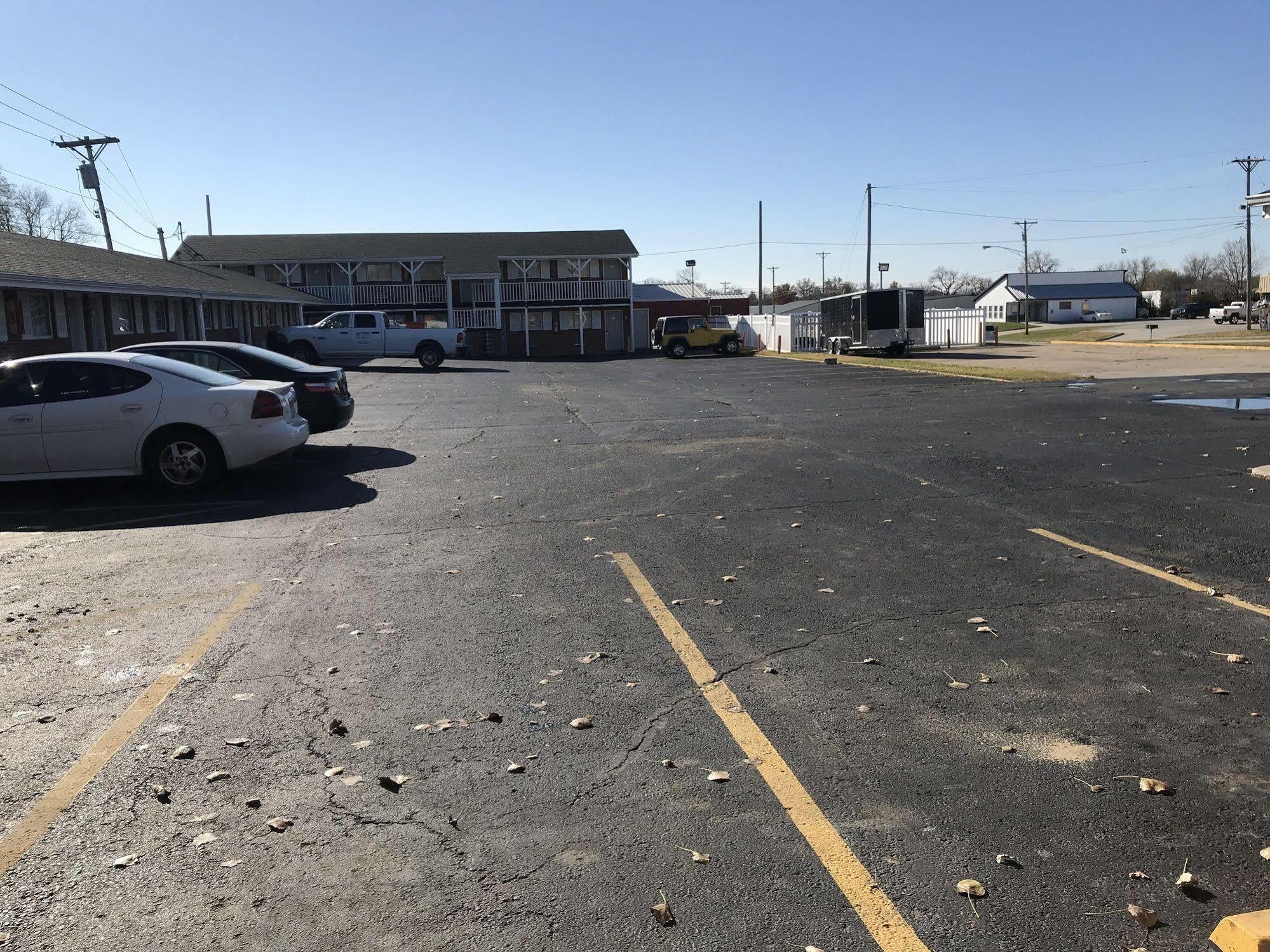 Guest House Motel Chanute Exterior photo