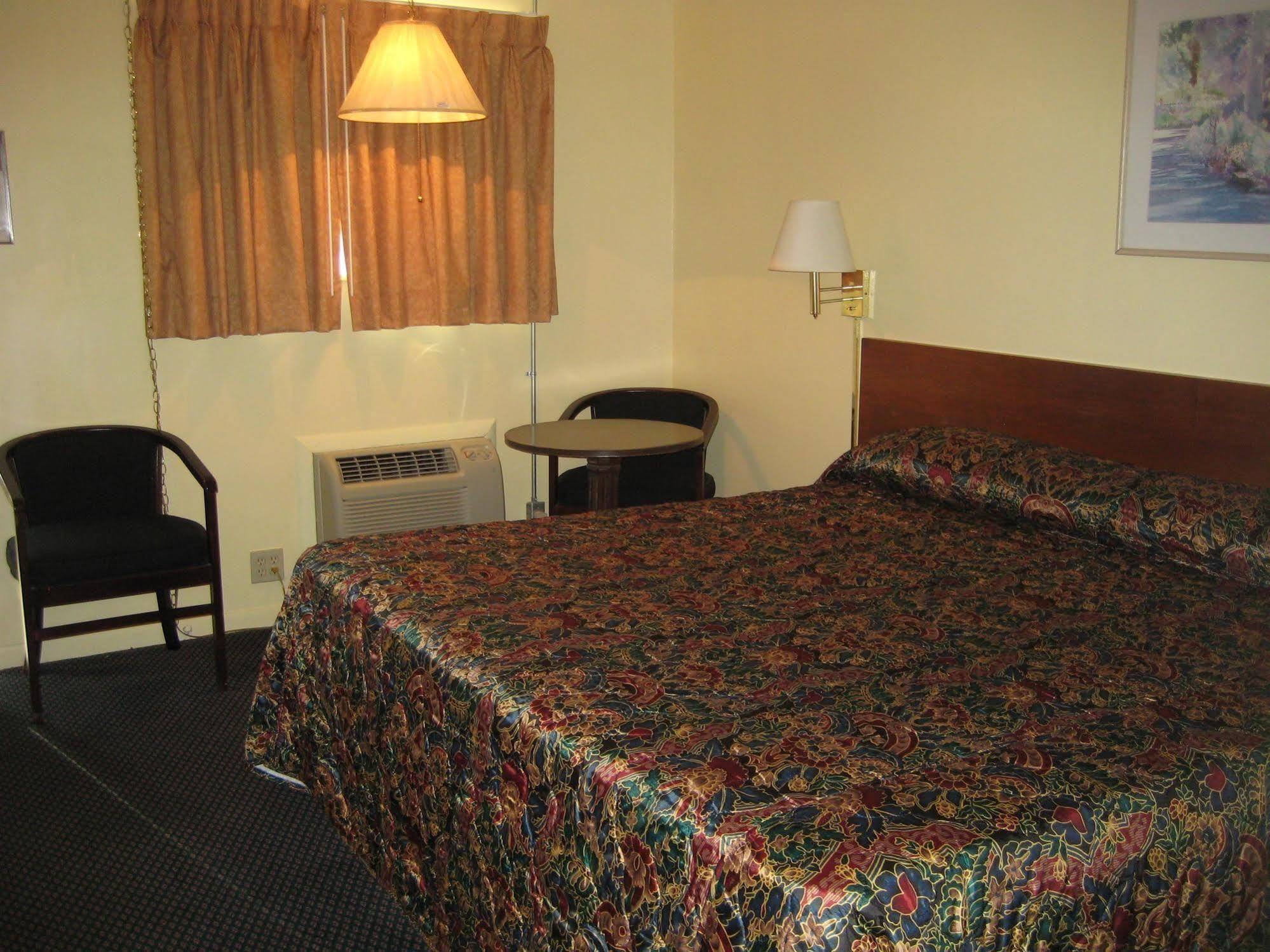 Guest House Motel Chanute Exterior photo