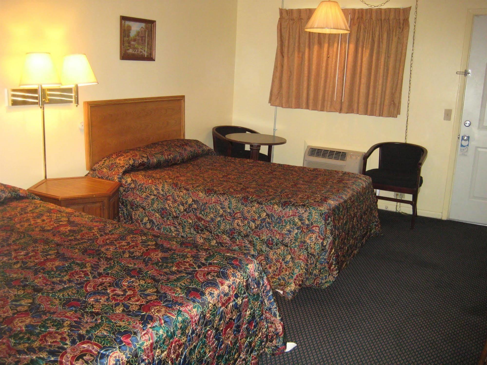 Guest House Motel Chanute Exterior photo