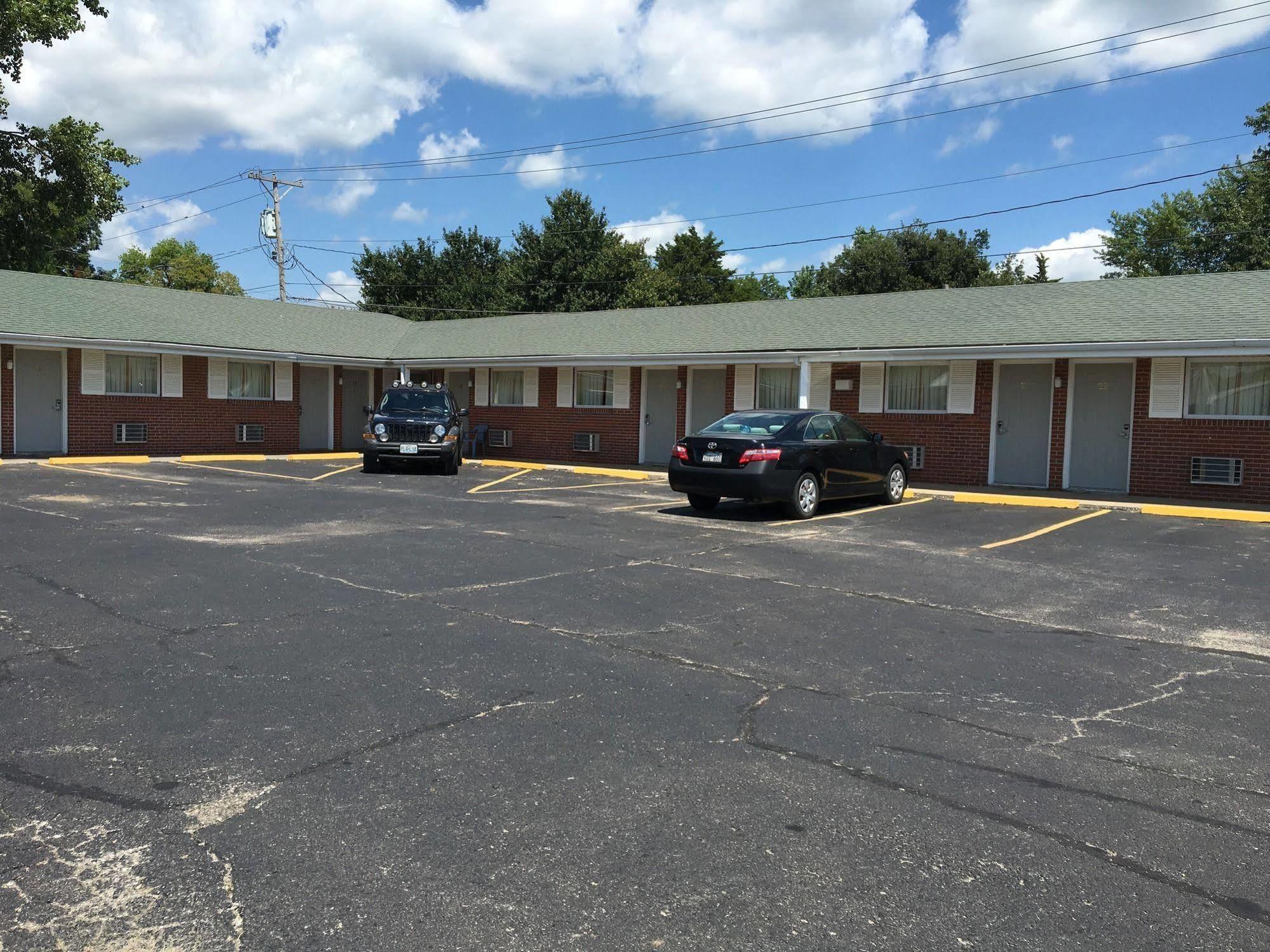 Guest House Motel Chanute Exterior photo
