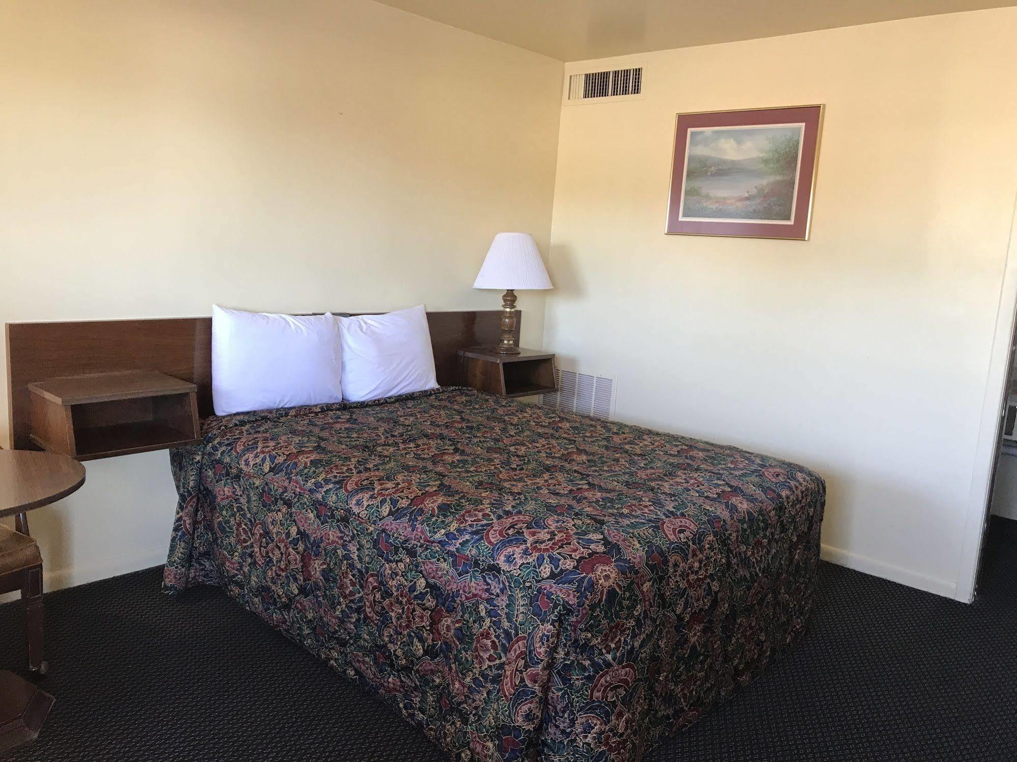 Guest House Motel Chanute Exterior photo